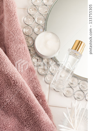 保養品圖片，包括鏡子、毛巾和化妝品瓶 133755305