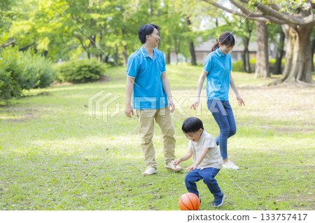 身穿藍色polo衫的男女工作人員正在和孩子們玩耍 133757417