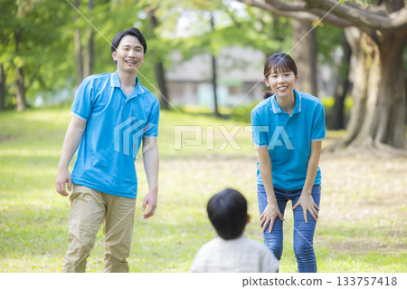 身穿藍色polo衫的男女工作人員正在和孩子們玩耍 133757418