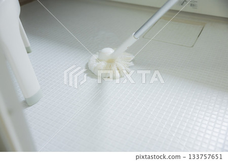 Cleaning the floor of the bath 133757651