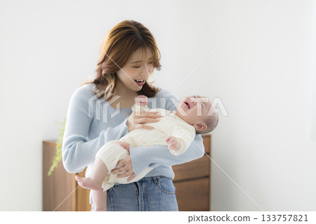 媽媽抱著一個嬰兒 媽媽抱著一個嬰兒 133757821