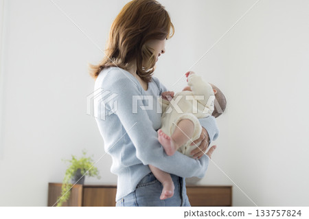 媽媽抱著一個嬰兒 133757824