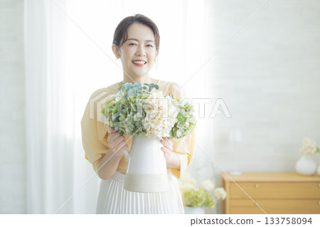 Middle woman with a vase Middle woman with a vase 133758094