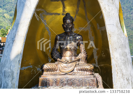 Emaciated Buddha meditation statue 133758238