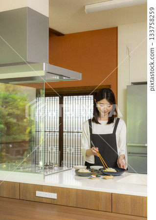 一位婦女在廚房準備食物 133758259