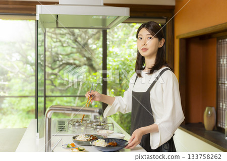 一位婦女在廚房準備食物 133758262