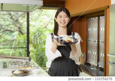 一位婦女在廚房準備食物 133758270