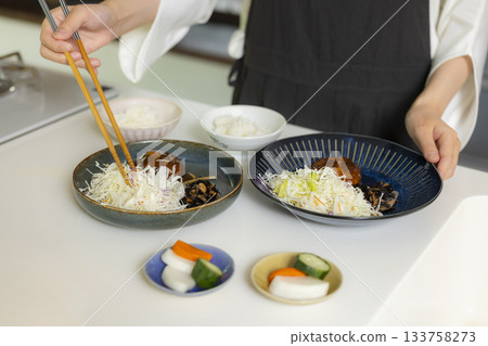 一位婦女在廚房準備食物 133758273