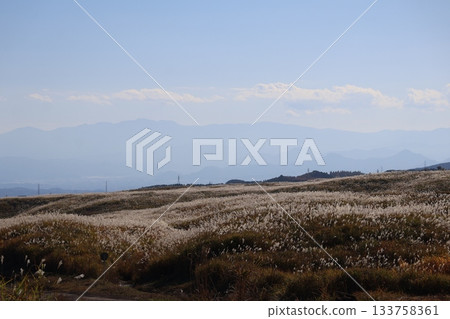 一片草原,霧氣繚繞的城市,連綿的山脈,以及藍天白雲。 一片草原,霧氣繚繞的城市,連綿的山脈,以及藍天白雲。 133758361
