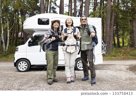 Family going out in a camper 133758413