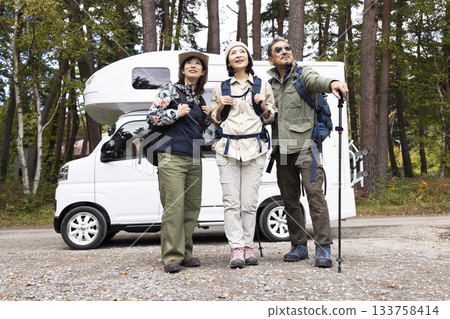 一家人開著露營車出去玩 133758414