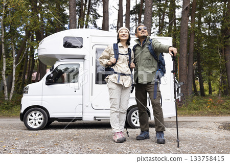 一對夫婦開著露營車出去 133758415