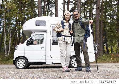 一對夫婦開著露營車出去 133758417