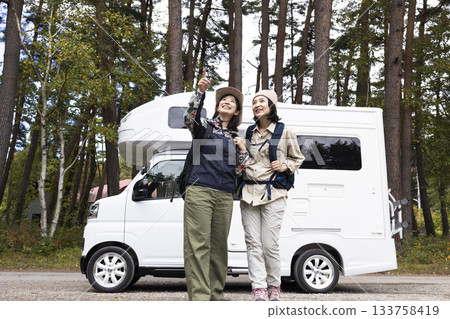 一家人開著露營車出去玩 133758419