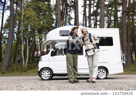 Family going out in a camper Family going out in a camper 133758420