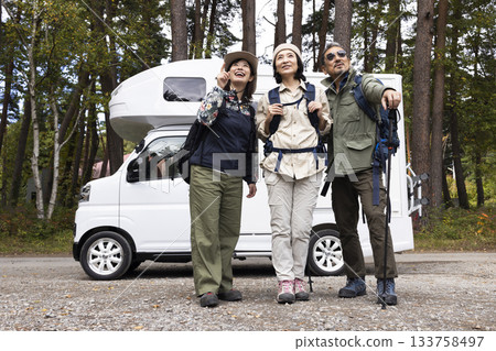 Family going out in a camper 133758497