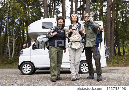 Family going out in a camper Family going out in a camper 133758498
