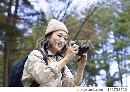 女子在自然環境中拍照 133758730