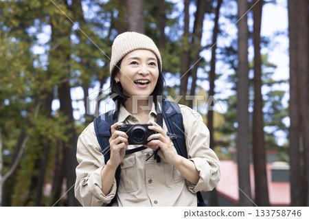 女子在自然環境中拍照 133758746