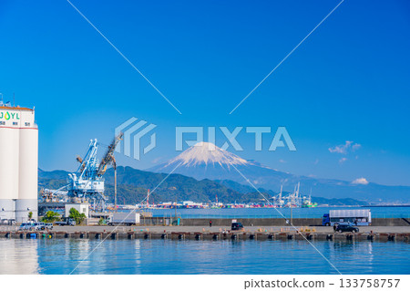 【靜岡縣】清水港景色,背景是富士山 【靜岡縣】清水港景色,背景是富士山 133758757
