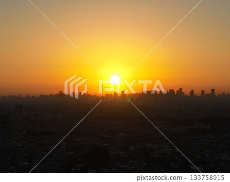 <Bird's-eye view> A city shrouded in mist dyed by the morning sun 133758915
