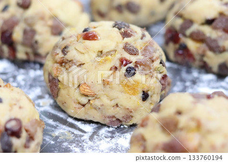 Making Stollen 133760194