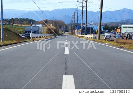 岐阜縣的晝野高原上,一條筆直的道路蜿蜒而過,路邊豎立著指示道路寬度的桿子,即使在下雪天也能清晰可見,遠處還能看到連綿的山脈。 岐阜縣的晝野高原上,一條筆直的道路蜿蜒而過,路邊豎立著指示道路寬度的桿子,即使在下雪天也能清晰可見,遠處還能看到連綿的山脈。 133760313