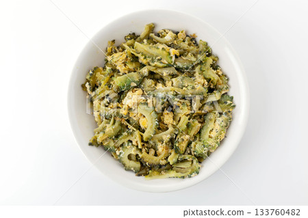 一道簡單的苦瓜煎蛋，只用雞蛋和苦瓜製成。 133760482