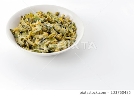 一道簡單的苦瓜煎蛋，只用雞蛋和苦瓜製成。 133760485