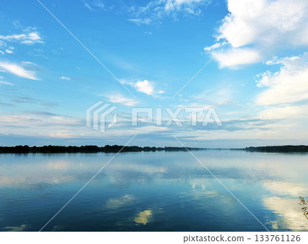 水面上的天空 水面上的天空 133761126