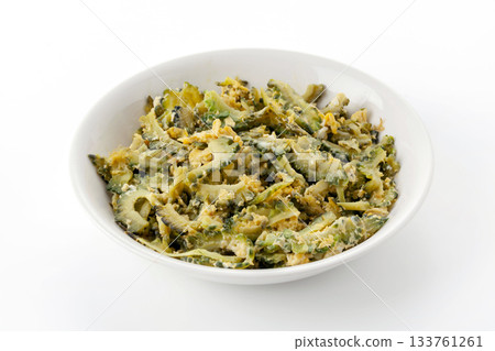 一道簡單的苦瓜煎蛋，只用雞蛋和苦瓜製成。 133761261