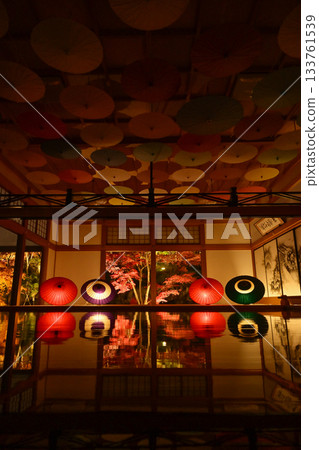 奉德寺的地板楓木燈飾 奉德寺的地板楓木燈飾 133761539