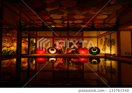 奉德寺的地板楓木燈飾 奉德寺的地板楓木燈飾 133761548