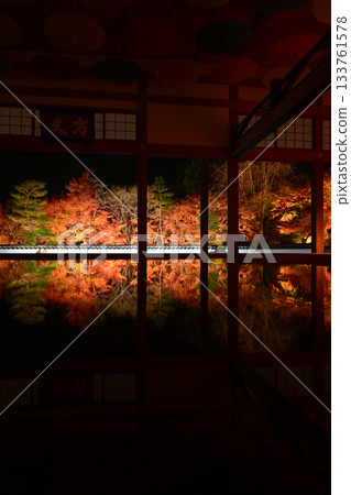 奉德寺的地板楓木燈飾 奉德寺的地板楓木燈飾 133761578