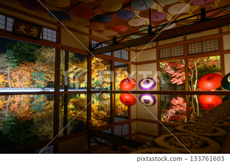 奉德寺的地板楓木燈飾 奉德寺的地板楓木燈飾 133761603