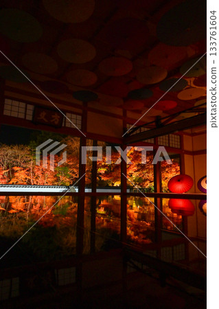 奉德寺的地板楓木燈飾 奉德寺的地板楓木燈飾 133761604