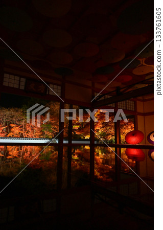 奉德寺的地板楓木燈飾 133761605