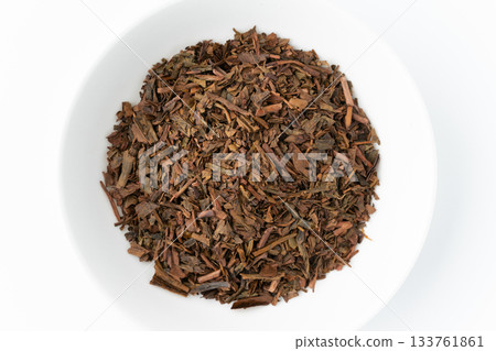 白色背景上的碟子裡的焙茶茶葉 133761861