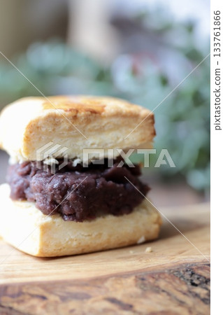 手工製作的司康餅三明治，裡面夾滿了豆醬 133761866