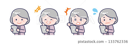 一位身著休閒裝的「老年」女性正在使用平板電腦 133762336