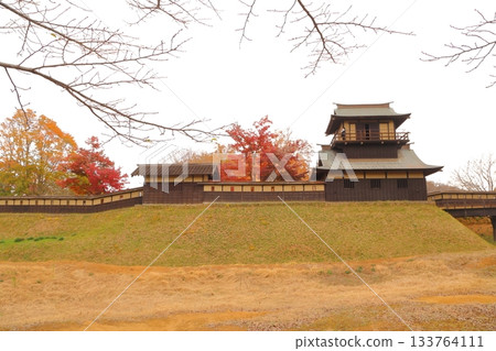 The two-story tower of Sakai Castle surrounded by autumn leaves The two-story tower of Sakai Castle surrounded by autumn leaves 133764111