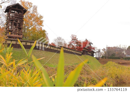 堺城城牆和井樓、倉庫掩映在秋葉之中。 133764119