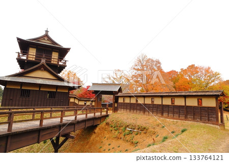 秋葉環繞著堺城的兩層天守閣。 133764121