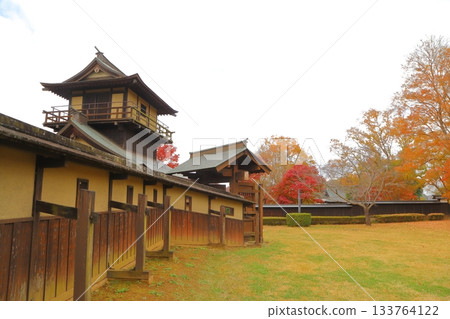 秋葉環繞著堺城的兩層天守閣。 133764122