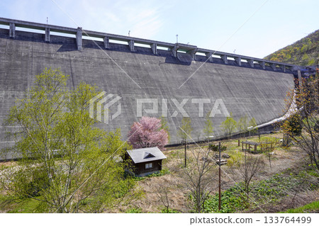 春天的朝里水壩（混凝土重力壩） 133764499