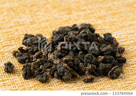 凍頂烏龍茶葉放在黃布上 133764564
