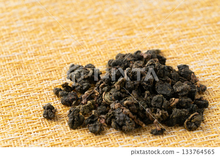 凍頂烏龍茶葉放在黃布上 凍頂烏龍茶葉放在黃布上 133764565