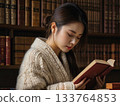 讀一本書的女人 133764853