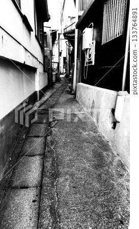 狹窄的黑白相間小巷和混凝土牆 133764891