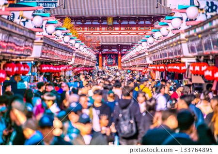 十二月的東京城市景觀。入境旅遊仍在繼續…這裡就像一個異國他鄉…淺草寺擠滿了外國遊客 = 第一名 133764895
